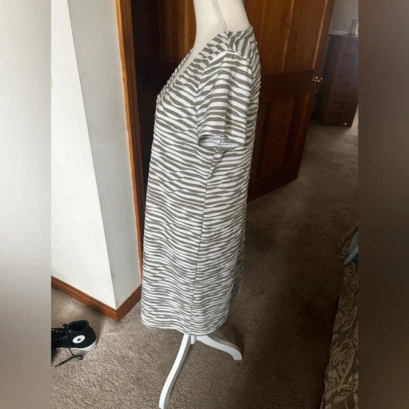 Chicos Stretch V Neck Dress - Picture 4 of 10